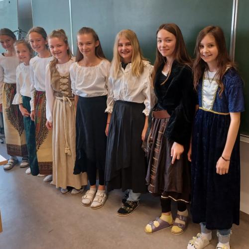 Gewandung der Mädchen