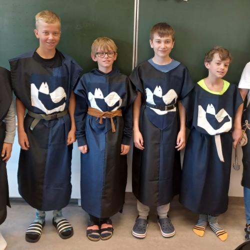 Gewandung der Buben