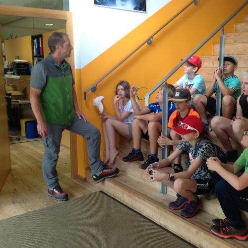 Besprechung vor der Station!