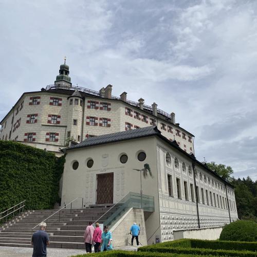 Innenstadt und Schloss Ambras in Innsbruck