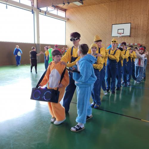 Polonaise im Turnsaal