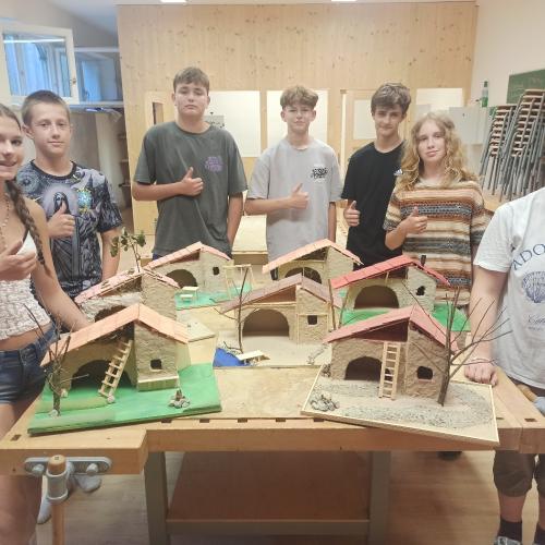 2a Gruppe 2 mit ihren fertigen Krippen